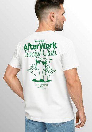 BACK AFTER WORK - Print T-shirt - weiss grün