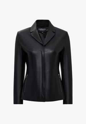 Veste en cuir noir avec col cranté, coupe ajustée et deux poches latérales zippées. Texture lisse avec des détails de couture visibles.