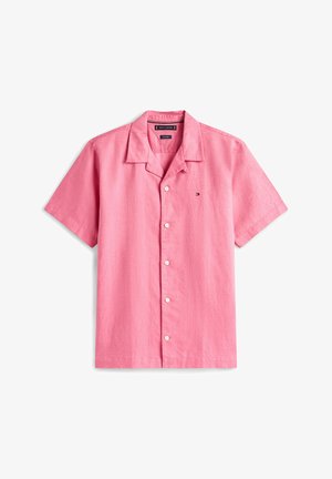 Kurzärmliges, knöpfbares Hemd aus einfarbigem pinken Stoff. Verfügt über einen umgeschlagenen Kragen und sechs weiße Knöpfe auf der Vorderseite mit einem kleinen Logo-Akzent.