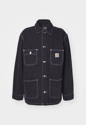 Svart denimjakke med to brystlommer og to sidelommer, gullfarget beslage og kontrastfarget hvit søm. Har en standard krage.