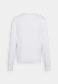 Vit långärmad tröja med rundad halsringning, ribbade muddar och en figurnära nederkant. Slät textur och en enkel, minimalistisk design.