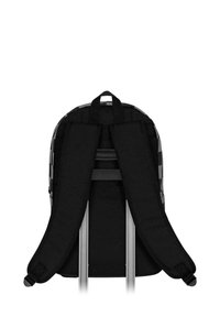 Zwarte dambordrugzak met gewatteerde schouderriemen, een handvat bovenop en twee zichtbare metalen steunstangen. Gladde textuur en duurzame stof.