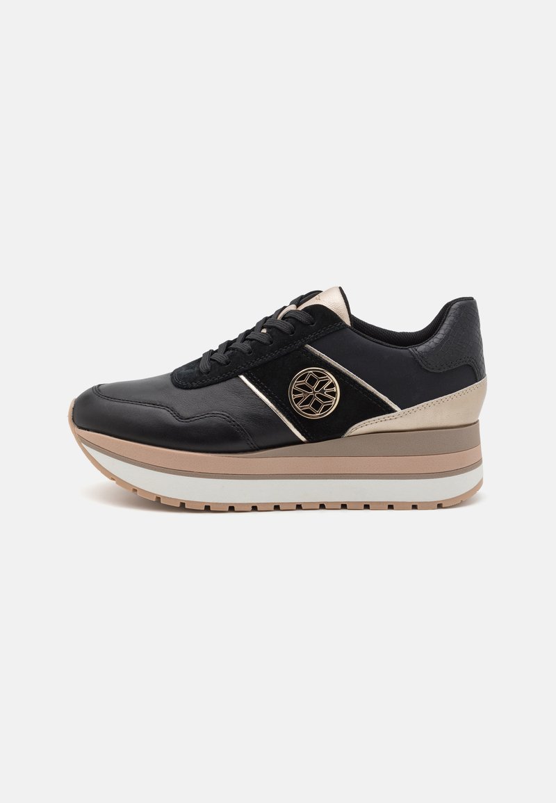 Sneaker platform nera e oro con materiali in pelle e suede, design con lacci, striscia laterale a contrasto e suola in gomma sollevata con accenti testurizzati.