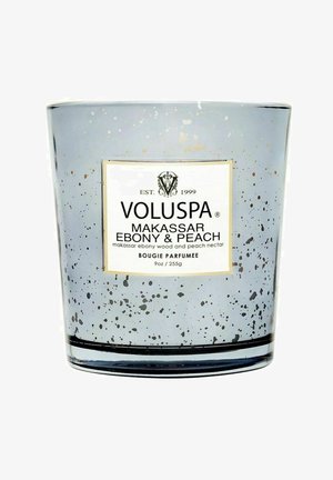 Voluspa Makassar Ebony & Peach duftlys i en plettet blå glasbeholder, mærket 9oz/255g bougie parfumée.