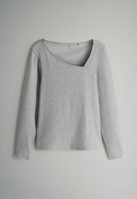 Hellgraues langärmliges Shirt aus weichem Material mit V-Ausschnitt. Es hat eine leicht lockere Passform und Seitenschlitze für zusätzlichen Komfort.
