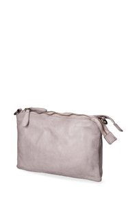 Borsa clutch in pelle grigia con una texture liscia, dotata di zip superiore e design minimalista. Cuciture discrete e angoli arrotondati.
