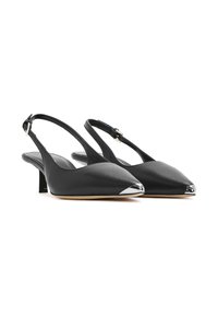 Tacchi slingback in pelle nera con punta affusolata, caratterizzati da un dettaglio lucido in argento sulla punta e un tacco a blocco basso. Texture liscia in tutto il modello.