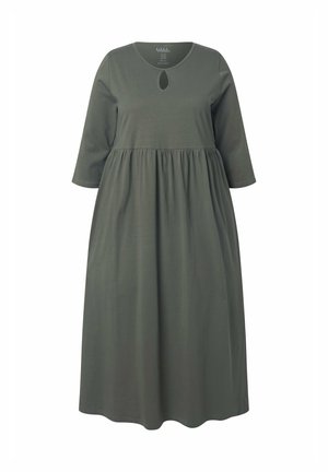 Oliven grøn bomulds kjole med rundt halsudskæring og en nøglehul detalje, trekvart ærmer og en løs, samlet nederdel.