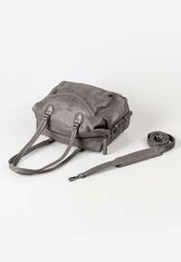Borsa a tracolla in pelle grigia con manici doppi, chiusura a zip, design arrotondato e tracolla removibile. Presenta una superficie liscia e dettagli di cucitura.