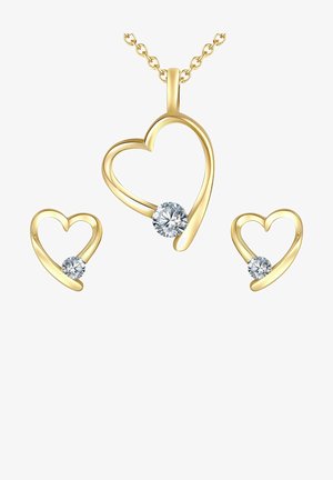 Set di gioielli a forma di cuore in oro composto da un pendente e orecchini abbinati, ciascuno con una pietra preziosa tonda e trasparente al centro. Finitura liscia, design elegante.