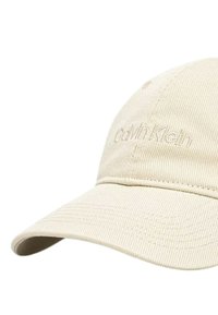 Cappellino da baseball in cotone beige con logo Calvin Klein ricamato, visiera leggermente curvata e tessuto testurizzato. Presenta fori di ventilazione sulla corona.