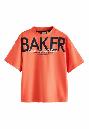 Korallenfarbenes T-Shirt mit kurzen Ärmeln aus Baumwolle. Mit fetten schwarzen Buchstaben "BAKER" und weißen Akzenten, Rundhalsausschnitt und lockerem Schnitt.