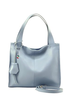 Hellblaue Lederhandtasche mit kurzen Henkeln, einem kleinen angebrachtem Täschchen und einem abnehmbaren Schulterriemen, der zusammengerollt daneben liegt.