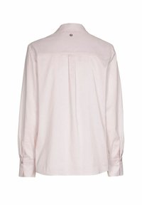 Lichtroze langemouwen shirt van achteren getoond, met een kraag, knoopmanchetten en een klein logo onder de kraag.