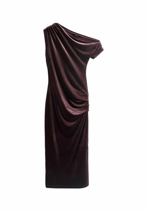 Ein ärmelloses, drapiertes Kleid aus tief burgunderrotem Samt, das eine weiche Textur und eine lockere Silhouette aufweist, mit gerafften Details an der Schulter.