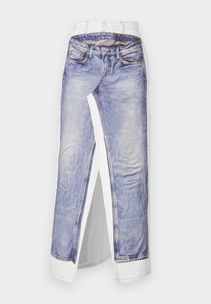 Fustă din denim cu un imprimeu foto de blugi pe țesătură albă. Dispune de un talie standard, slit lateral și o cusătură detaliată pe buzunare.