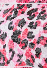 Lepardmönstrad tyg i rosa, svart och grå, med texturerade utsmyckningar och små metalliska accenter genom hela designen.