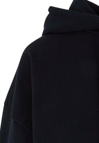 Felpa nera oversize con texture a coste e colletto alto. Caratterizzata da un design semplice, focalizzato su comfort e calore.