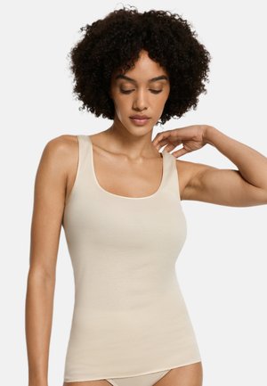Beige nauwsluitend tanktop met brede schouderbanden, een vierkante halslijn en een soepele, rekbare textuur. Geschikt om te combineren of voor casual gebruik.