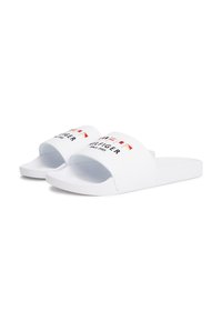Hvite strandsandaler med en bred stropp som har logo og fargerike detaljer. Glatt tekstur, flat såle og uformell design.