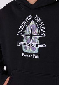 Felpa nera con cappuccio caratterizzata da un colorato ricamo con design floreale, testo e logo "PXP" sul davanti. Tessuto morbido e tasca a marsupio.