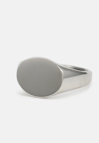 Metalring med en glat, oval, matgrå top og en poleret sølvring. Slankt design, afrundede kanter og en sømløs finish.