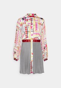 Robe chemise à manches longues avec motifs floraux colorés et pied-de-poule. Comprend une ceinture rouge, une fermeture à boutons et un col avec col.