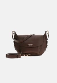 Bruine leren crossbodytas met een gestructureerde afwerking, voorzien van een klepsluiting, verstelbare riem en accenten van goudkleurig beslag.