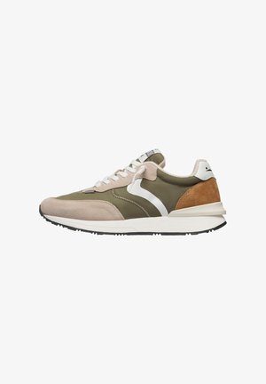 Sneaker dal profilo basso in tessuto verde oliva, sovrapposizioni in camoscio beige, dettaglio a onda bianco, tallone in camoscio marrone e lacci bianchi su suola in gomma nera.
