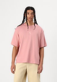 Jordan - JORDAN FLIGHT ESSENTIALS - Navadna majica - rust pink Miniaturna slika 1