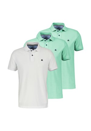 Tre polo a maniche corte in bianco e due tonalità di verde menta, ciascuna con un piccolo logo scuro sul petto a sinistra.