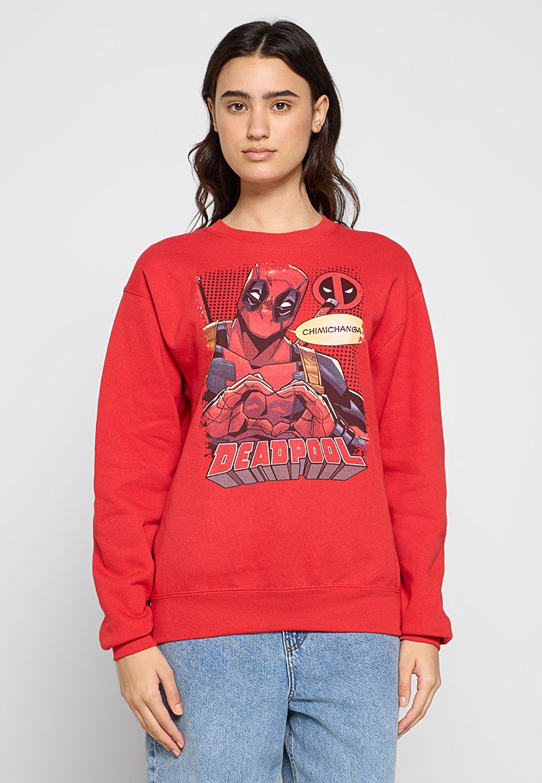 Röd sweatshirts med en grafik av Deadpool, med en pratbubbla som säger "CHIMICHANGA," mot en texturerad design. Rund hals och långärmad.