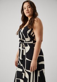 Vero Moda Curve VMCEASY SLIT VNECK DRESS - Maxi šaty - black