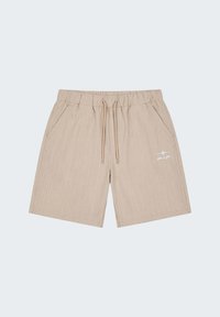 Short beige à fines rayures avec taille élastique et cordon de serrage, poches latérales, et petit logo blanc sur la jambe droite.