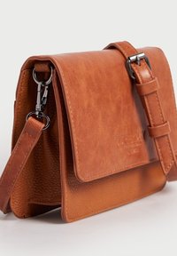 Borsa a tracolla in pelle marrone con finitura texturizzata, chiusura a patta, tracolla regolabile e dettagli in metallo.