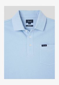 Polo de color azul claro hecho de algodón Pima, con un cuello clásico, tres botones blancos y un pequeño bolsillo con un logo bordado.