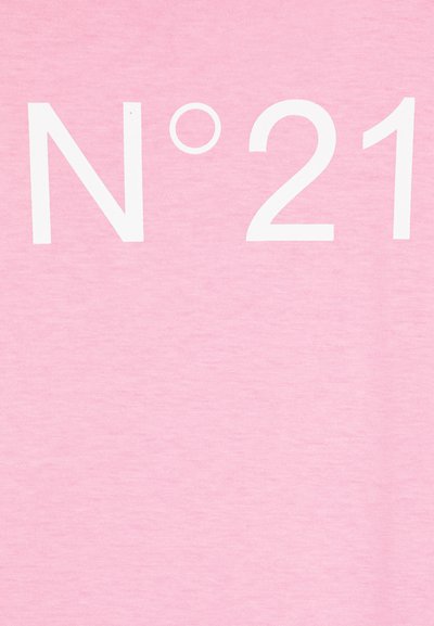 Camiseta de algodón rosa con un gran texto blanco "N°21" impreso de forma central, con una textura suave y lisa y un corte relajado.
