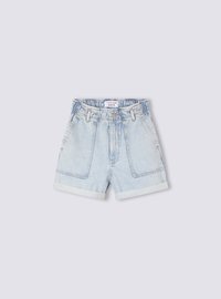 Pantaloncini in denim azzurro chiaro con orli risvoltati, vita elastica, passanti per cintura, tasche anteriori e chiusura con bottone.