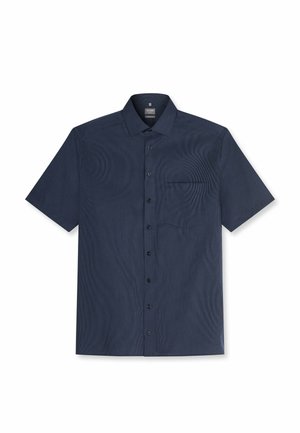 Camicia da uomo blu navy a maniche corte con bottoni, colletto e taschino sul petto, distesa su uno sfondo bianco.