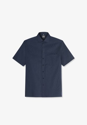 Camicia da uomo blu navy a maniche corte con bottoni, colletto e taschino sul petto, distesa su uno sfondo bianco.