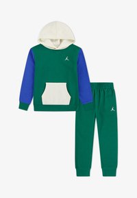 Δεν επιλέχθηκε, pine green