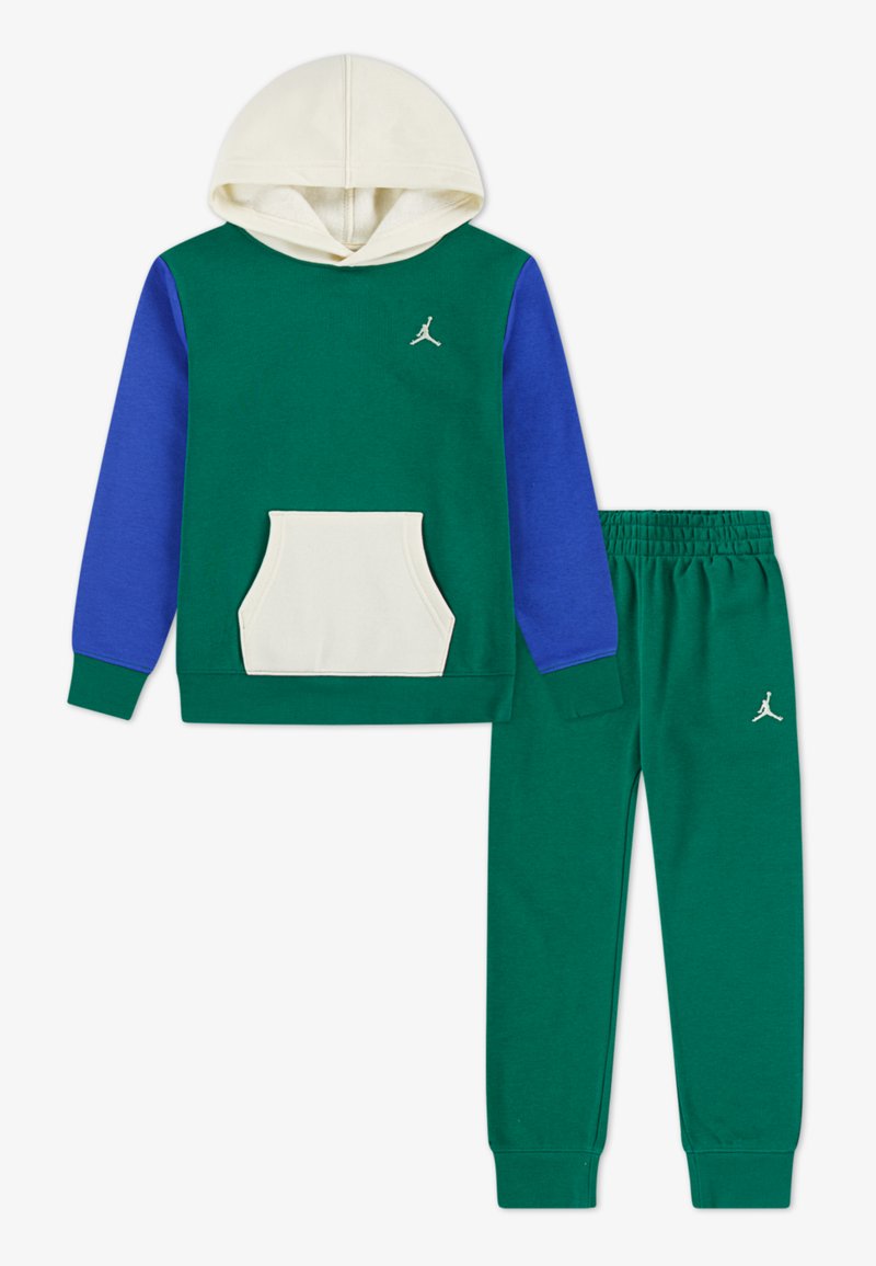 Sweatshirt verde e azul com capuz, bolso branco e logotipo da Jordan; calças de moletom verdes a condizer com cintura elástica e detalhe do logotipo.