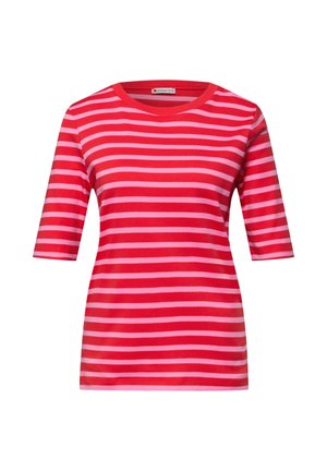 Chemise à manches courtes à rayures horizontales rouges et roses avec un col rond, présentée sur un fond blanc.