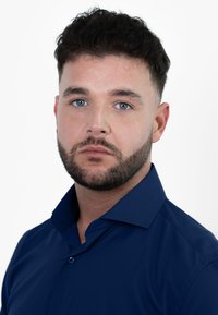 Donkerblauwe button-up shirt met een puntige kraag, van effen stof en met een gladde textuur. Het shirt heeft een slim fit en een modern ontwerp.