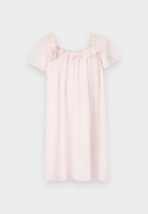Lyserød kjole lavet af blødt stof, med puffede ærmer, en flæset halsudskæring og blomstermotiver på den ene skulder.