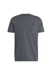 Siva kratka majica s kratkimi rokavi, izdelana iz mehkega materiala. Ima črni Adidas logotip na prsih in značilne kamuflažne poudarke na ramenih.