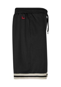 Sorte idrettsshorts laget av mesh-stoff, med strikk i livet, to kontrasterende horisontale striper ved kanten og en liten rød logo.