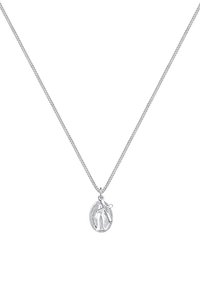 Sidabrinė vėrinys su ovaliu pakabuku, kuriame yra išsamus reljefo dizainas ir kryžiaus motyvas, kabantis ant tekstūruotos grandinėlės.