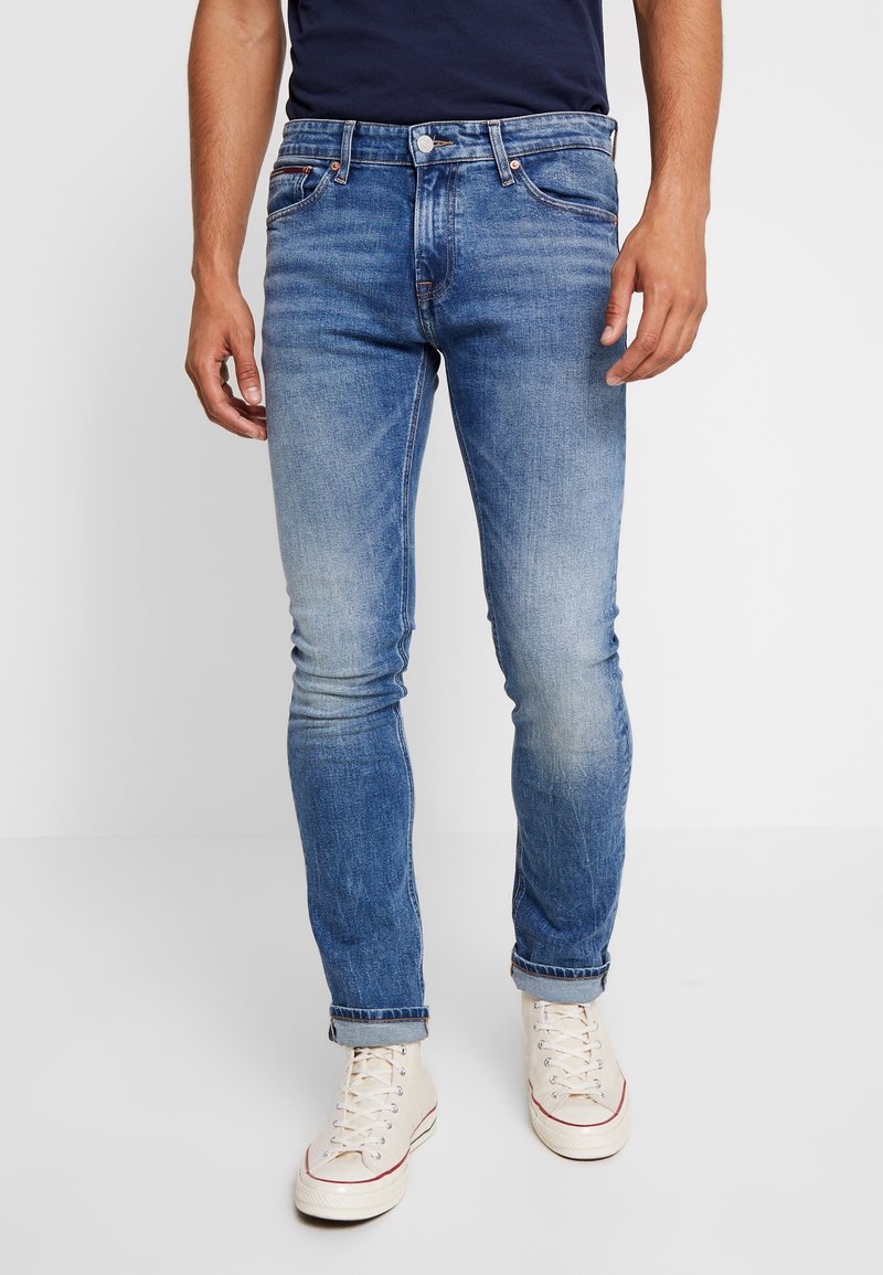 Blå denimjeans med slim fit, blekt utseende och subtila whiskeringar. Har en femfickorsdesign och kopparfärgade detaljer.