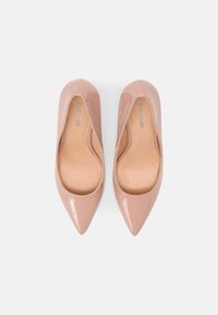 Escarpins en cuir verni rose avec bouts pointus et design élégant. Texture lisse avec une semelle intérieure rembourrée. Logo de la marque visible.